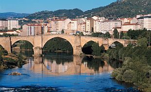 7 oblkov Puente Romano (z 13. st.) cez rieku Mio v Ourense